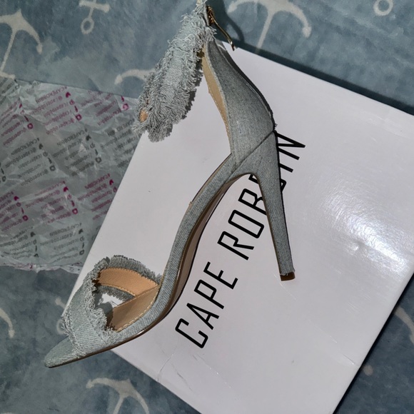 Heels - Picture 3 of 7